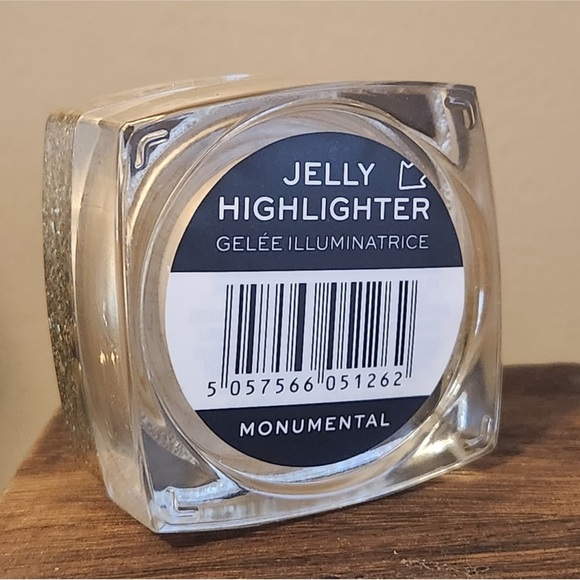 ✨ Revolution Jelly Highlighter - Monumental (8.5g) - Picture 5 of 6